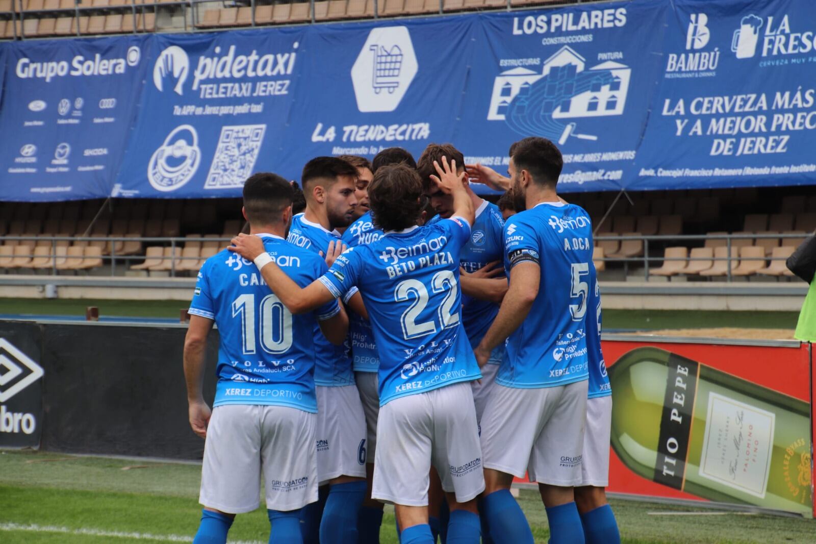 Jugadores del Xerez DFC celebrando uno de los goles ante el Cartaya