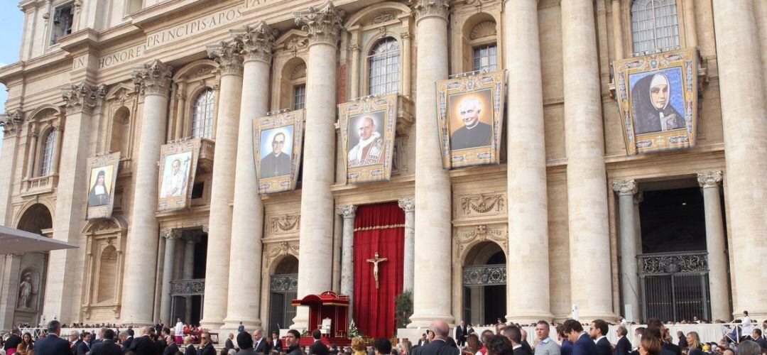 Fachada de la Basílica de San Pedro con el retrato del Papa Pablo VI, entre otros beatos canonizados