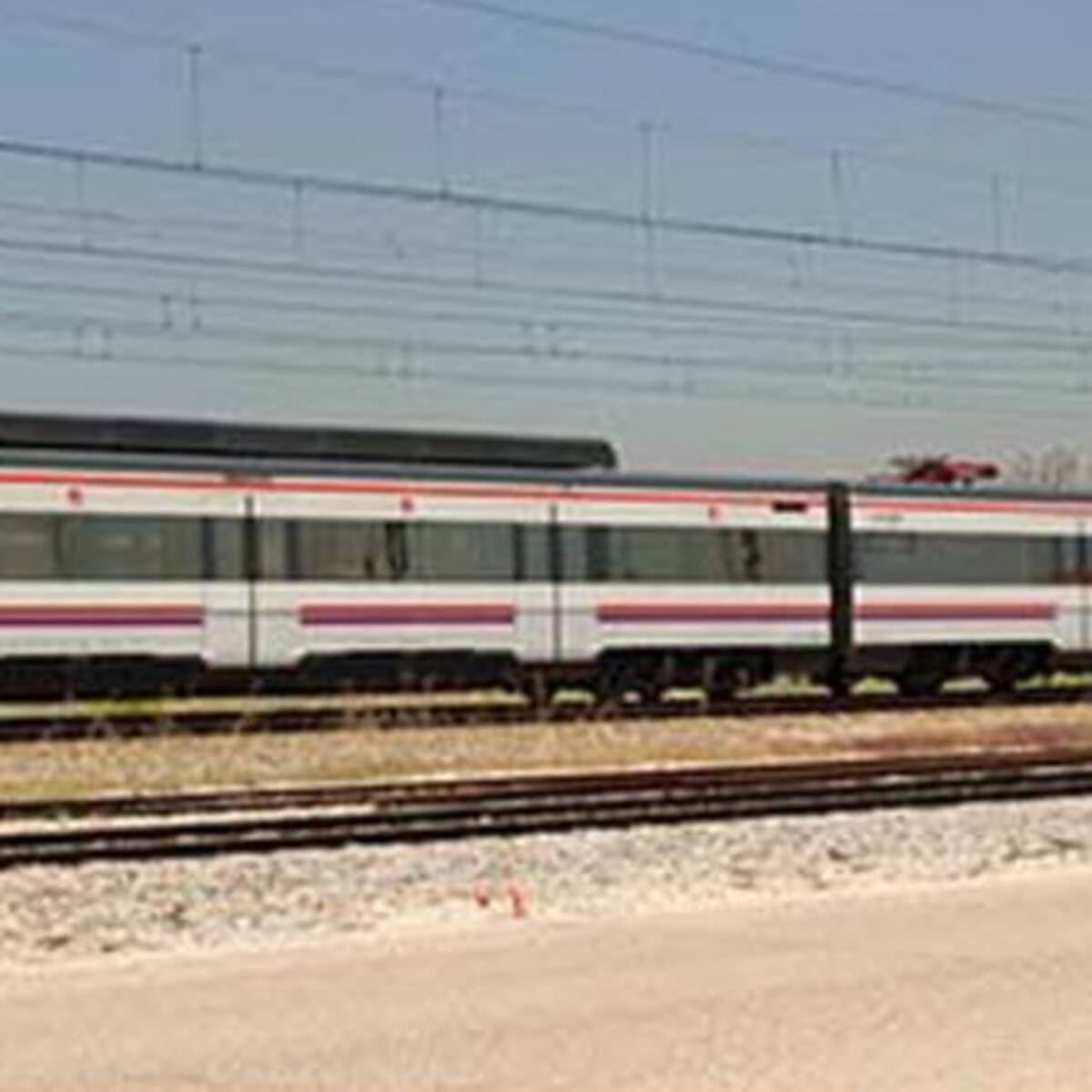 Una veintena de entidades vecinales se unen para mostrar su indignación por los continuos retrasos de la C-3 de Cercanías