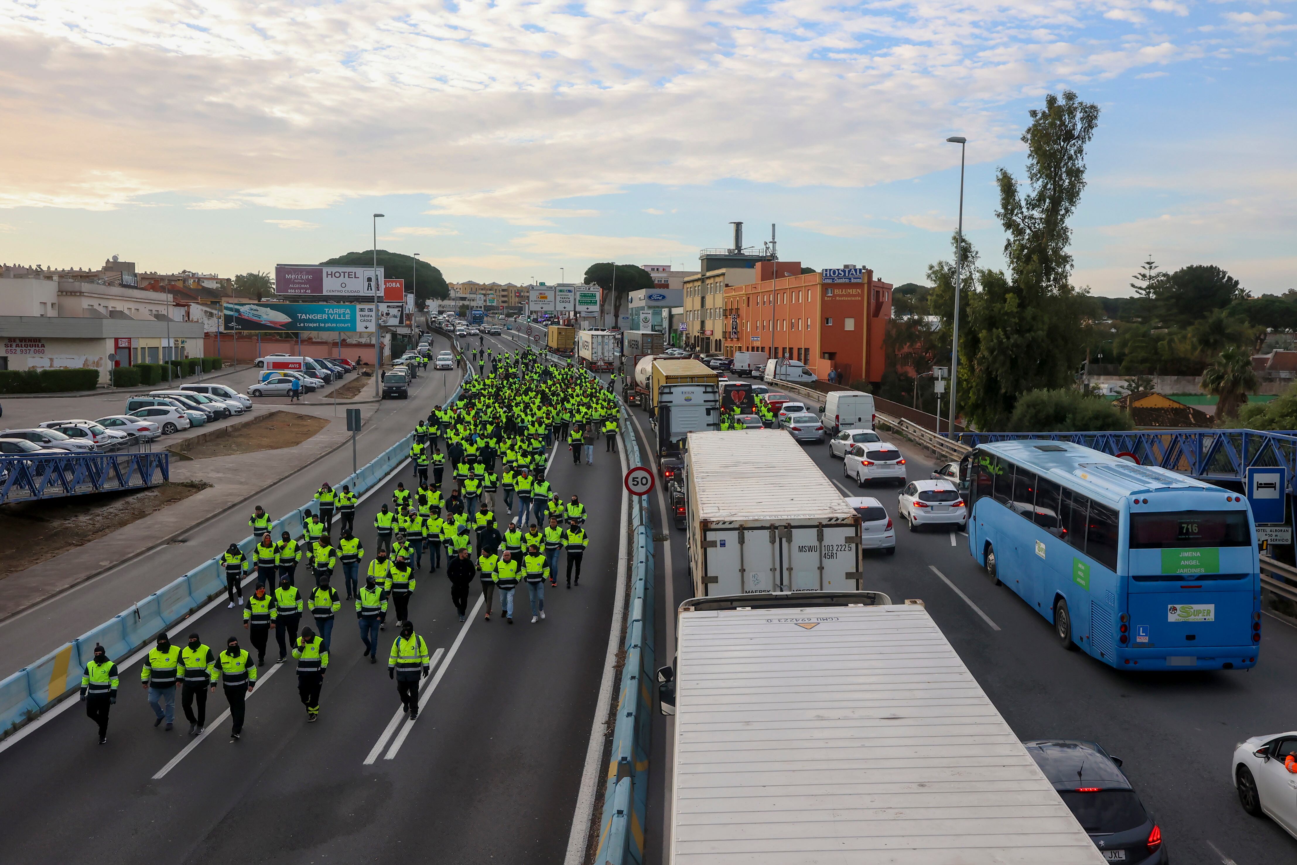 ALGECIRAS, 02/04/2024.- Trabajadores de la empresa Acerinox caminan por autovía A7 a la altura de Algeciras tras cortar la carretera entre Algeciras y Los Barrios (Cádiz), este martes. EFE/A.Carrasco Ragel
