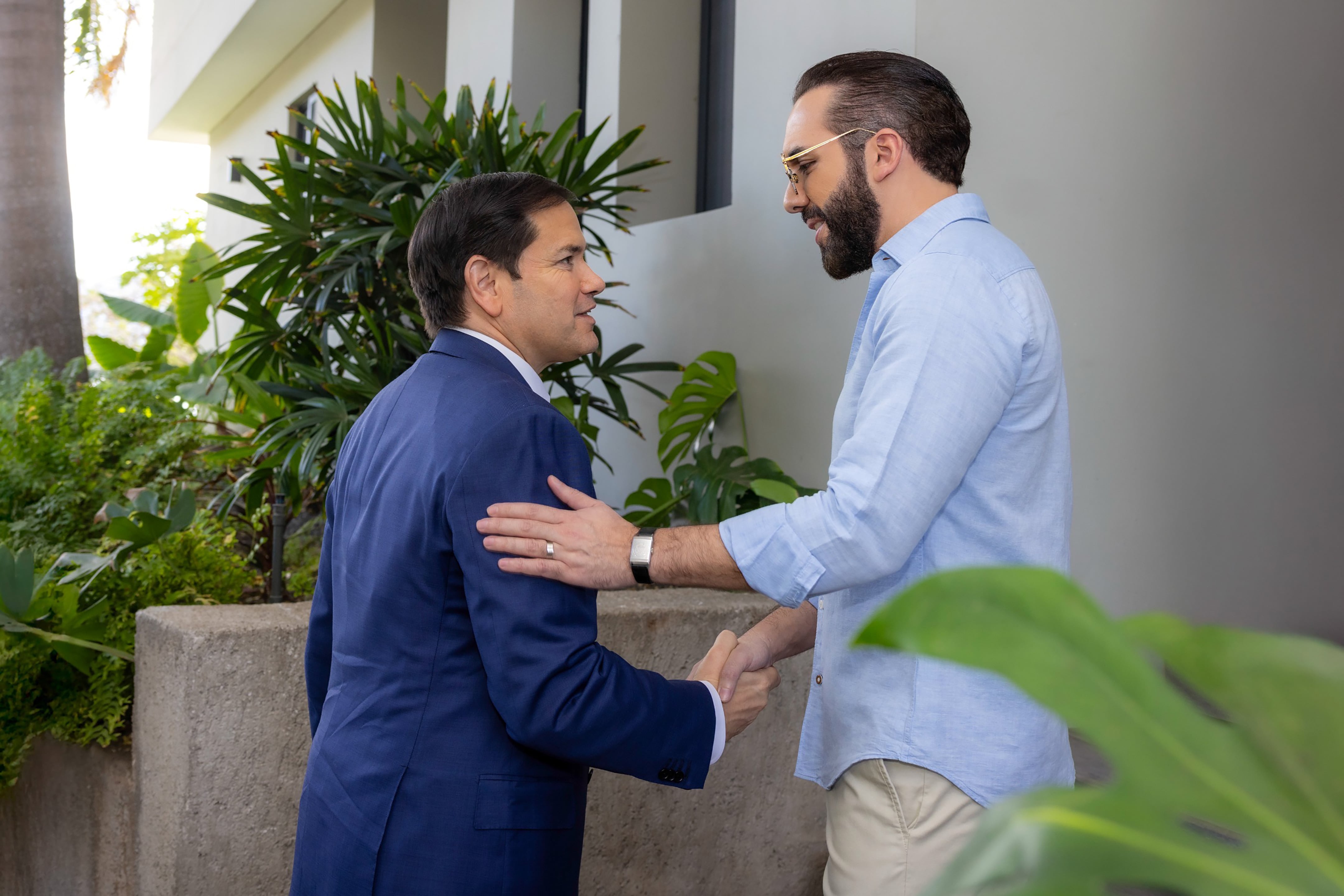 El presidente de El Salvador, Nayib Bukele, saludando al secretario de Estado de los Estados Unidos, Marco Rubio, este lunes.