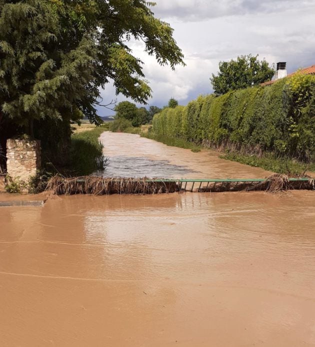 El Badiel salta el puente en la urbanización Arcipreste