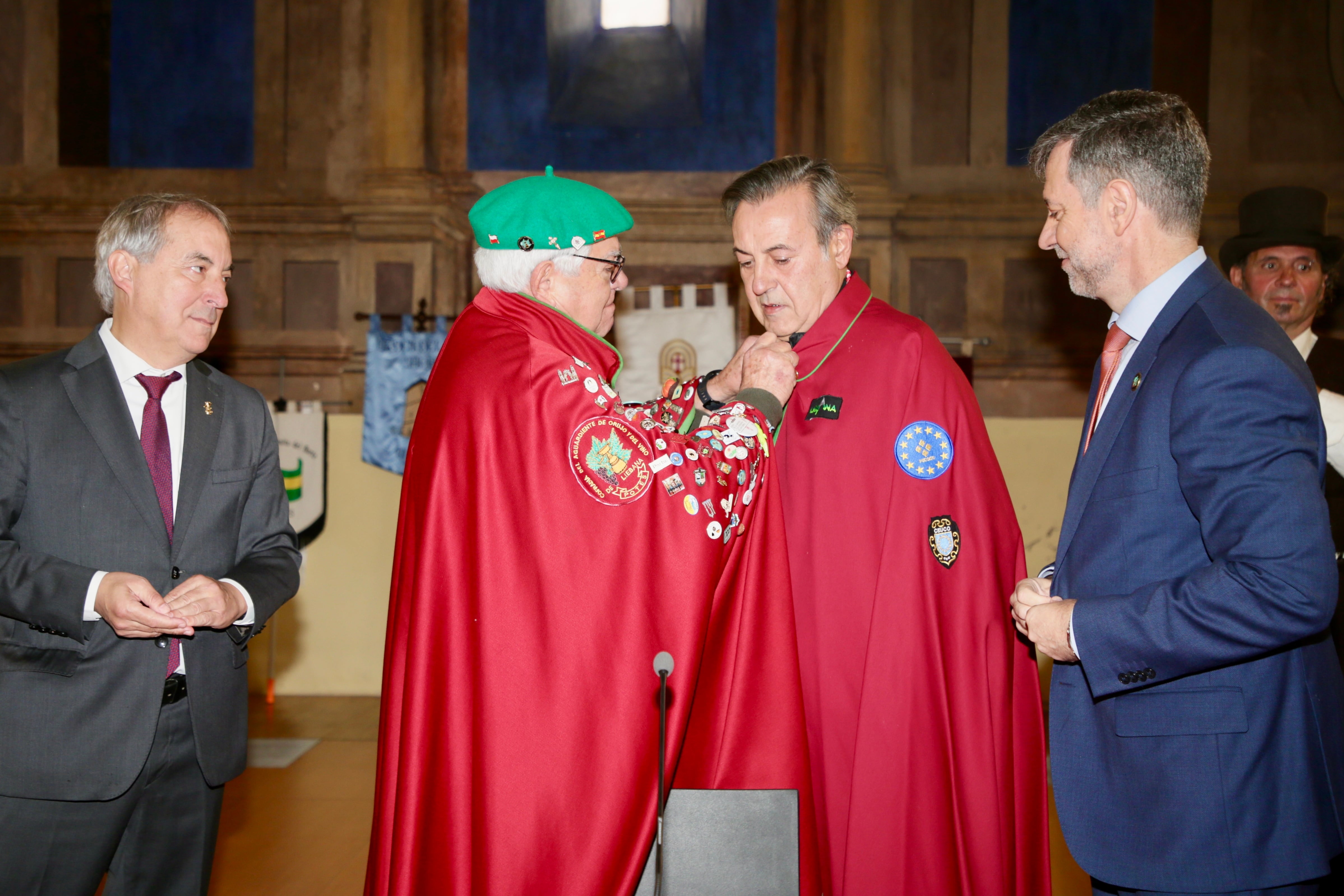 El periodista José Rigaborda, Orujero Mayor de la fiesta del orujo de Potes.