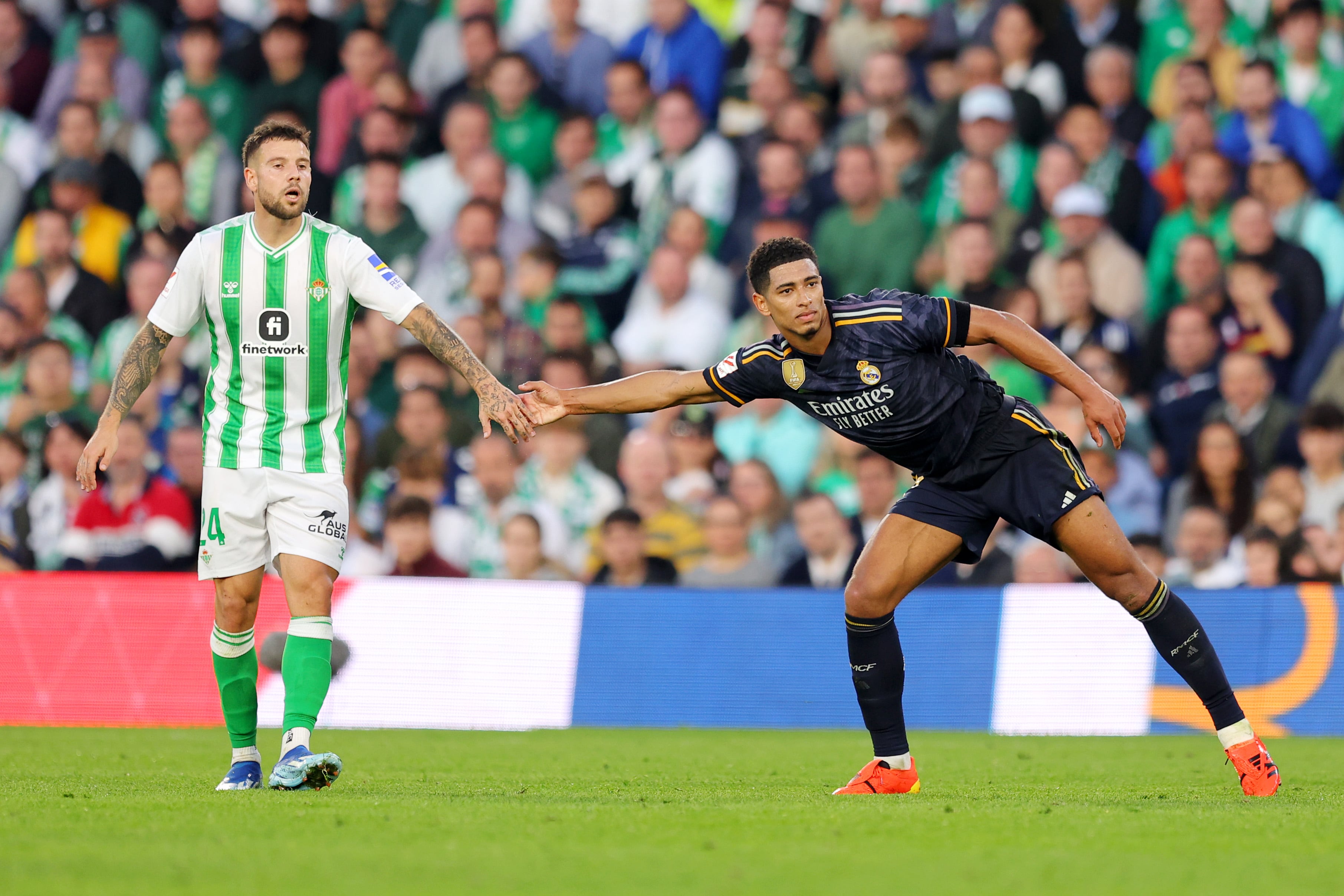 Jude Bellingham y Aitor Ruibal durante el Real Betis - Real Madrid.