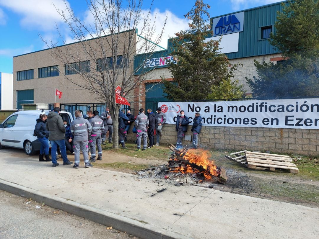 Trabajadores de Ezentis a las puertas de las instalaciones en el Polígono de Vicolozano 