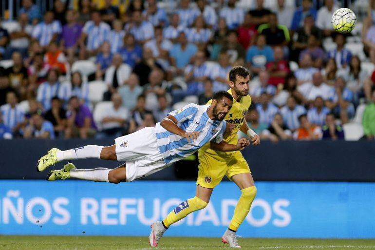 Fernando Tissone se lanza a por el balón en una lucha con Leo Baptistao