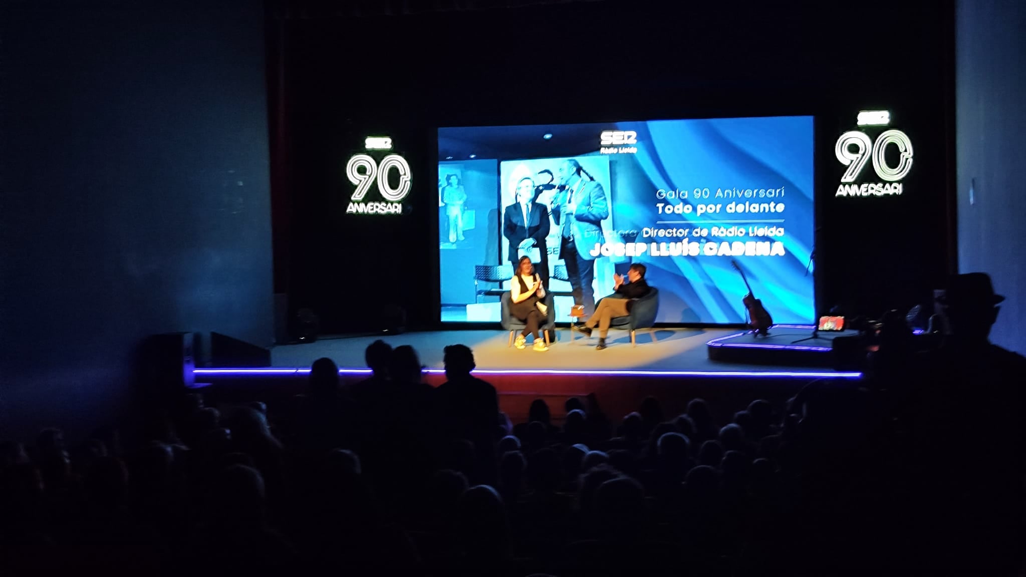 El moment en què l&#039;auditori del teatre de l&#039;Escorxador va tornar a escoltar la veu de Josep Lluís Cadena i es va posar dempeus i el va aplaudir.