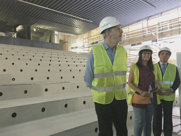 El arquitecto Guillermo Vázquez Consuegra explicando detalles del Auditorio, junto a la directora general adjunta de la Fundación Bancaria La Caixa, Elisa Durán, y el director territorial de de CaixaBank en Andalucía Territorial, Rafael Herrador