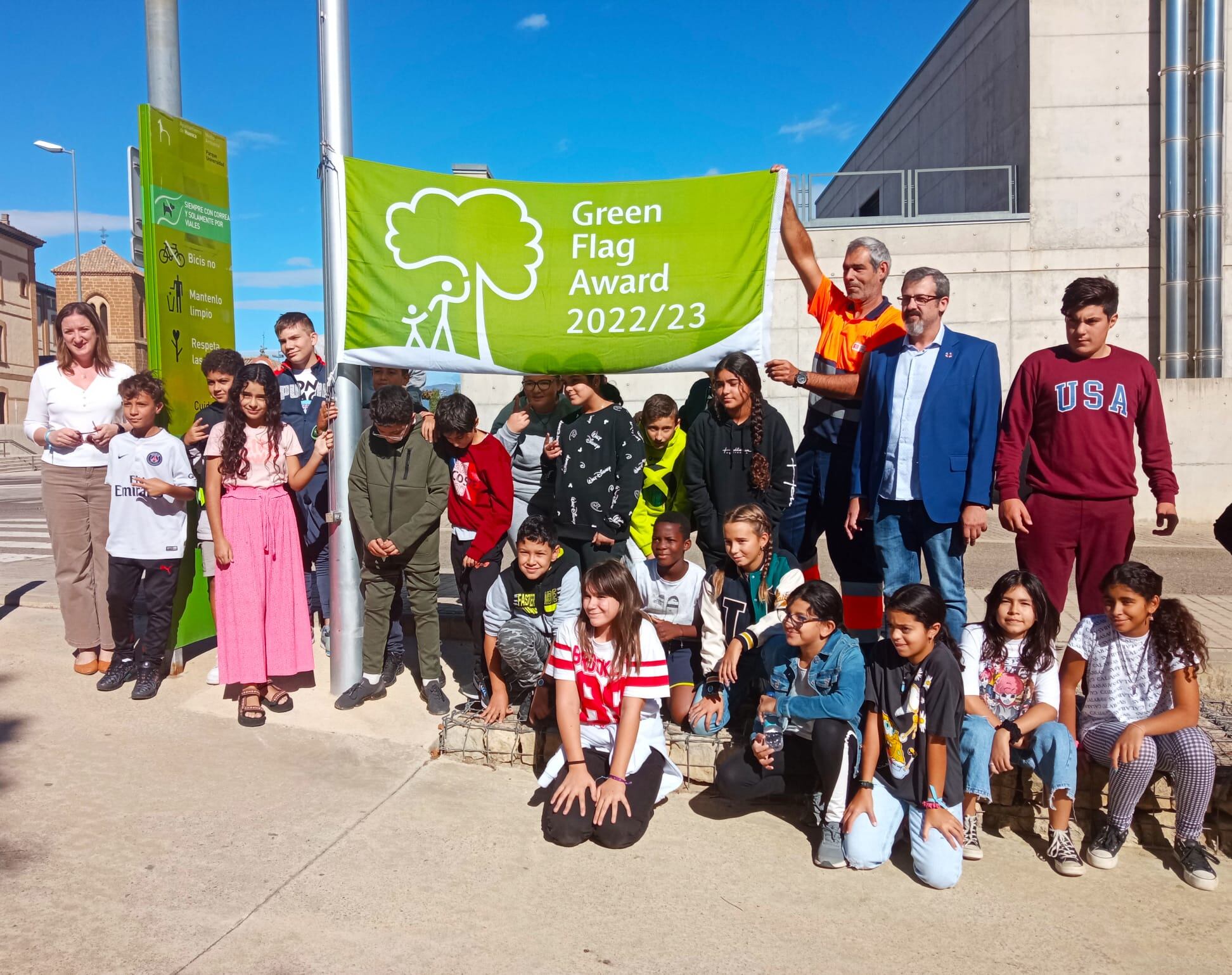 Participantes en el izado de la Green Flag en el Parque Universidad