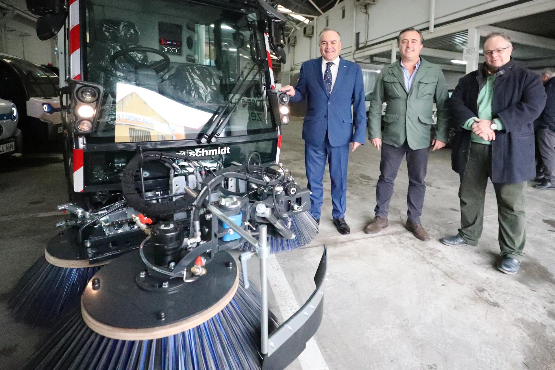 Miembros del Gobierno municipal de Talavera revisan la nueva maquinaria de limpieza viaria