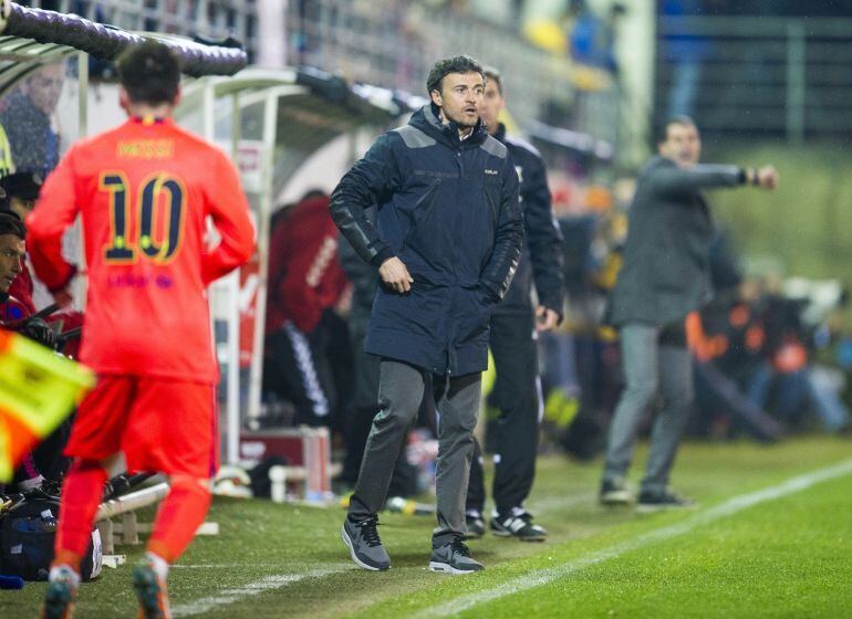 EIBAR, SPAIN - MARCH 14:  Head coach Luis Enrique of FC Barcelona reacts during the La Liga match between SD Eibar and FC Barcelona at Ipurua Municipal Stadium on March 14, 2015 in Eibar, Spain.  (Photo by Juan Manuel Serrano Arce/Getty Images)