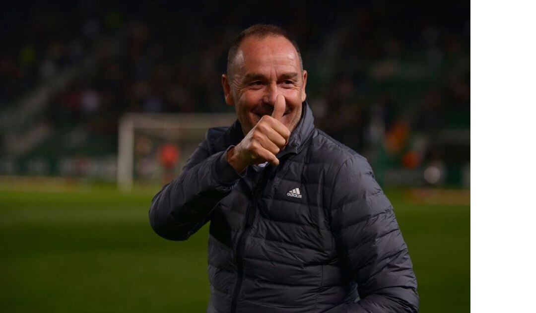 Víctor Fernández celebra la victoria del equipo en Elche