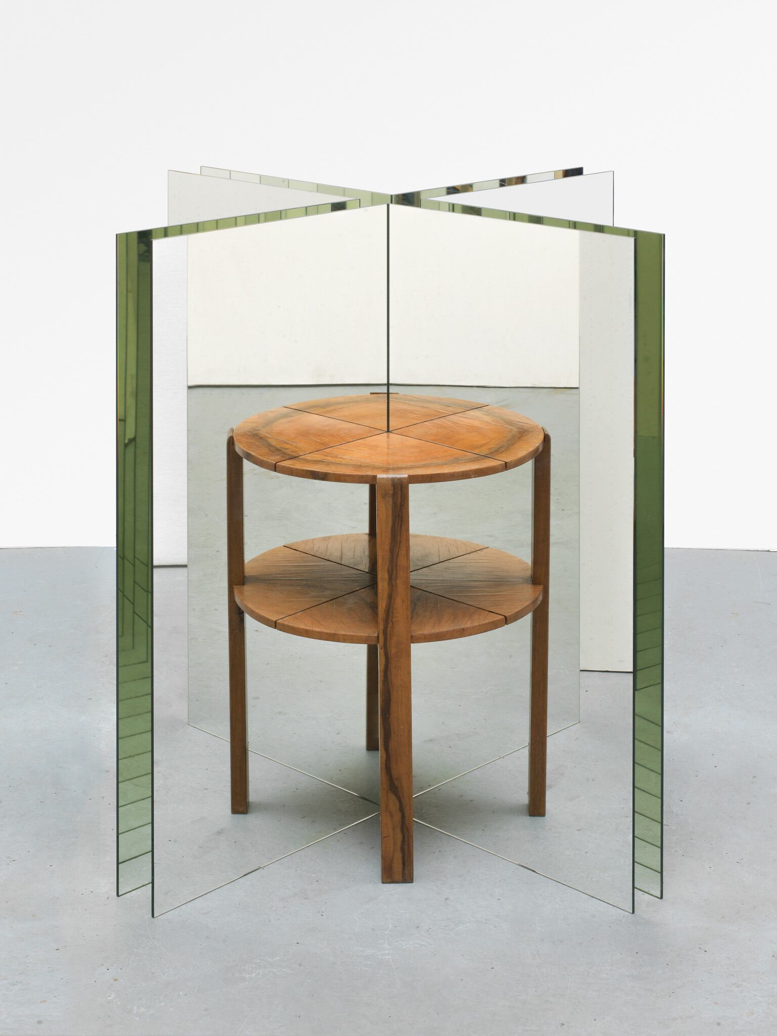 Ein Tisch ist ein Bild de Alicia Kwade