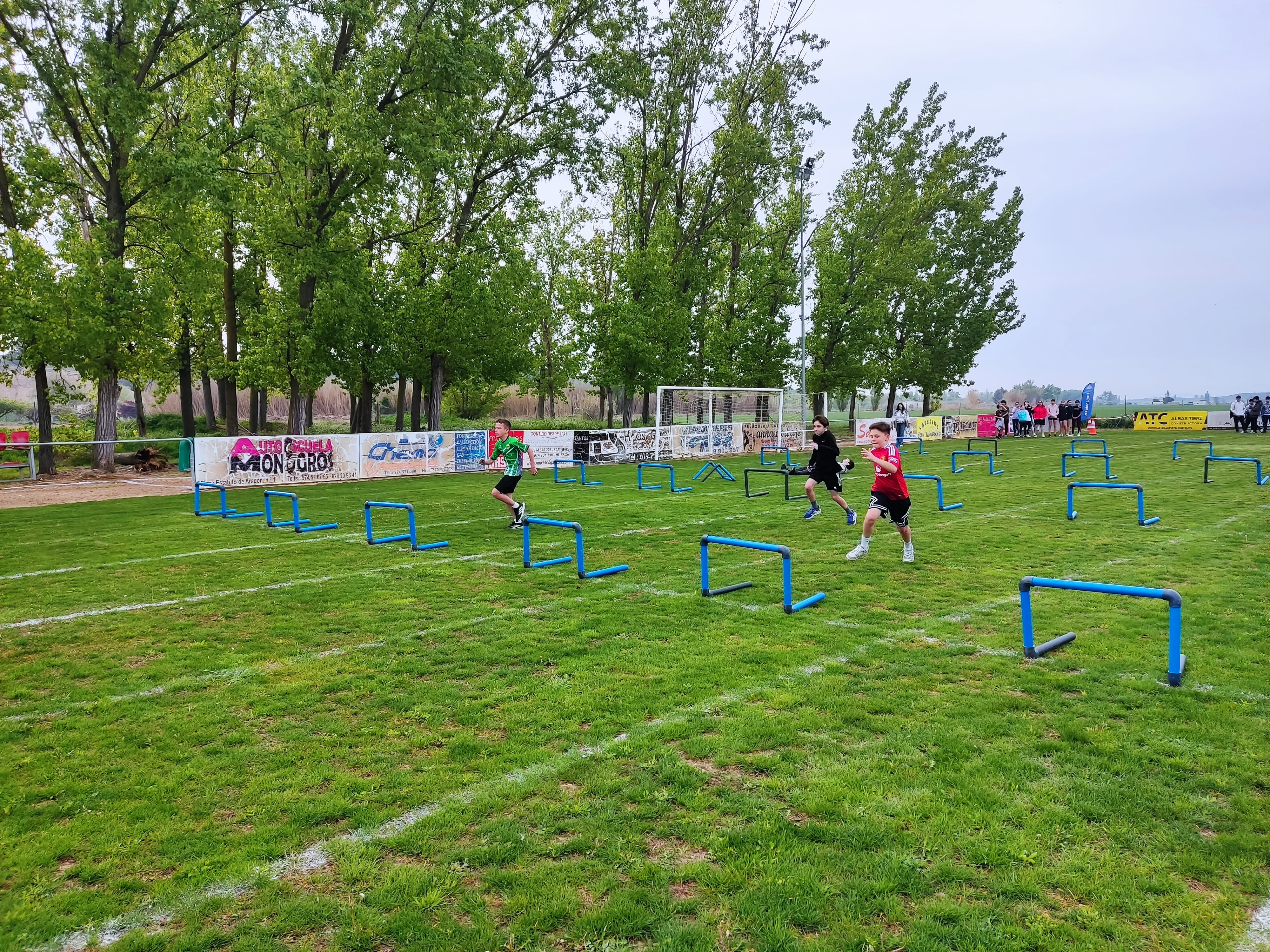 La jornada de atletismo escolar tiene lugar este viernes en Sariñena