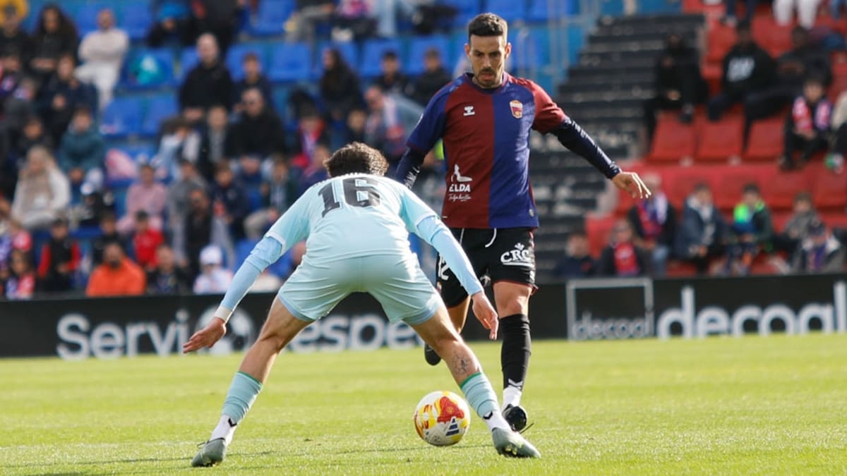 Manu Molina, futbolista del Eldense, analiza el momento del equipo antes de recibir al Atlético Sanluqueño
