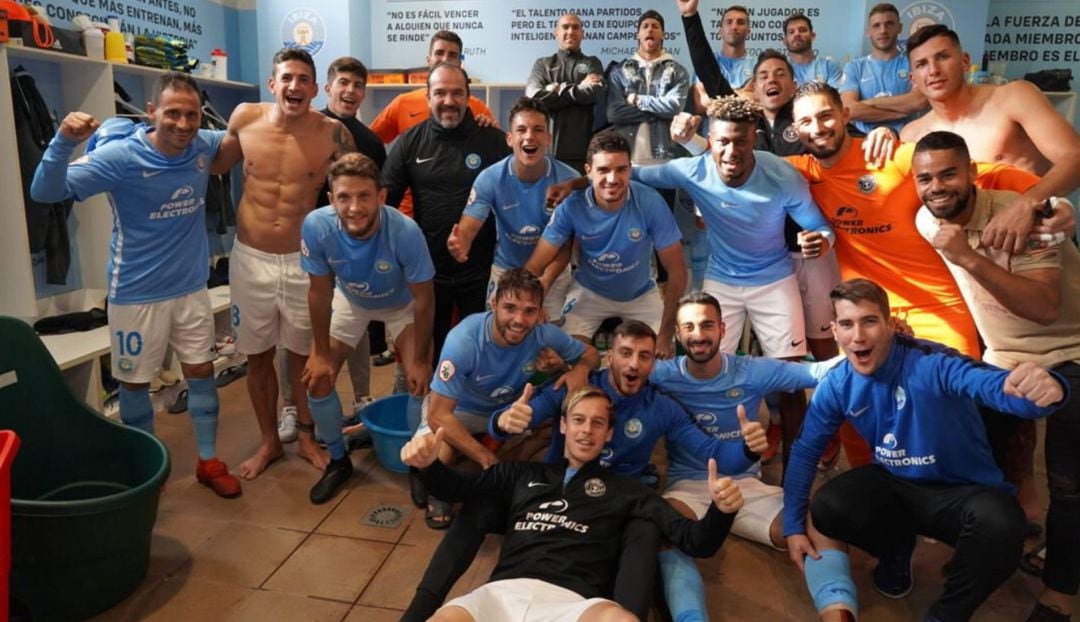 Los jugadores de la UD celebrando el triunfo en el vestuario