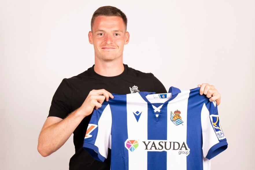 Sergio Gómez posa con la camiseta de la Real.