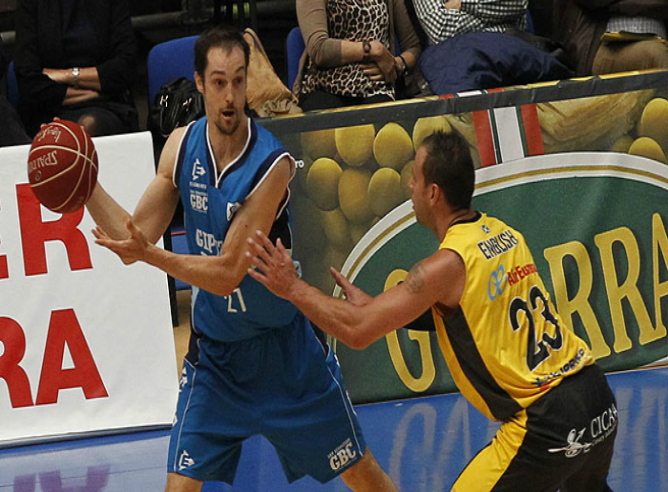 El escolta donostiarra Cortaberria busca jugada ante la oposición de English