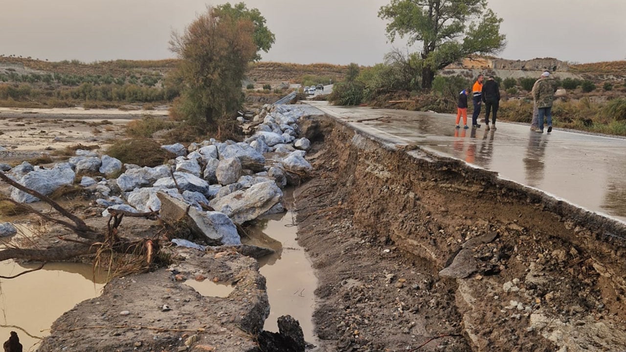 Daños causados por la crecida del río Baza en la carretera A-4200 entre Baza y Benamaurel