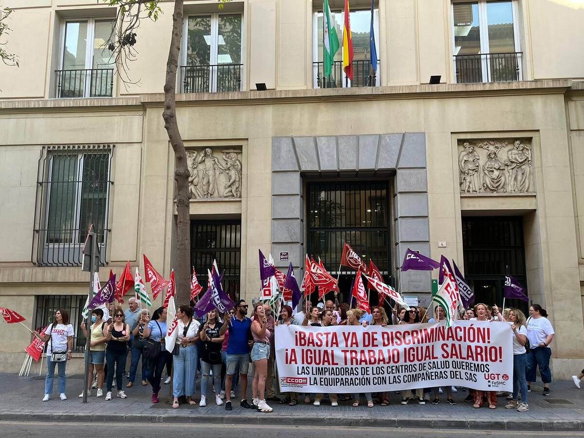 Limpiadoras de los centros de salud de Málaga: "Cobramos menos y hacemos el mismo trabajo"