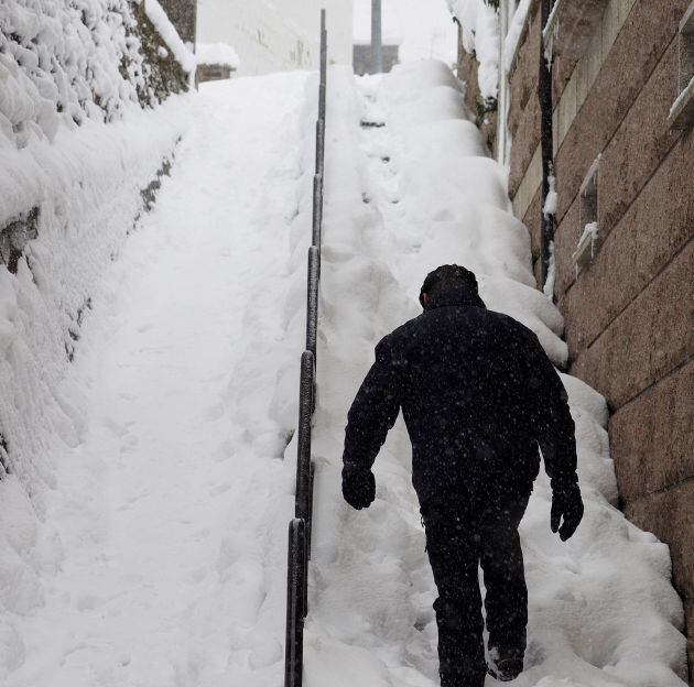 Una hombre camina por el municipio lucense de A Fonsagrada (Lugo)