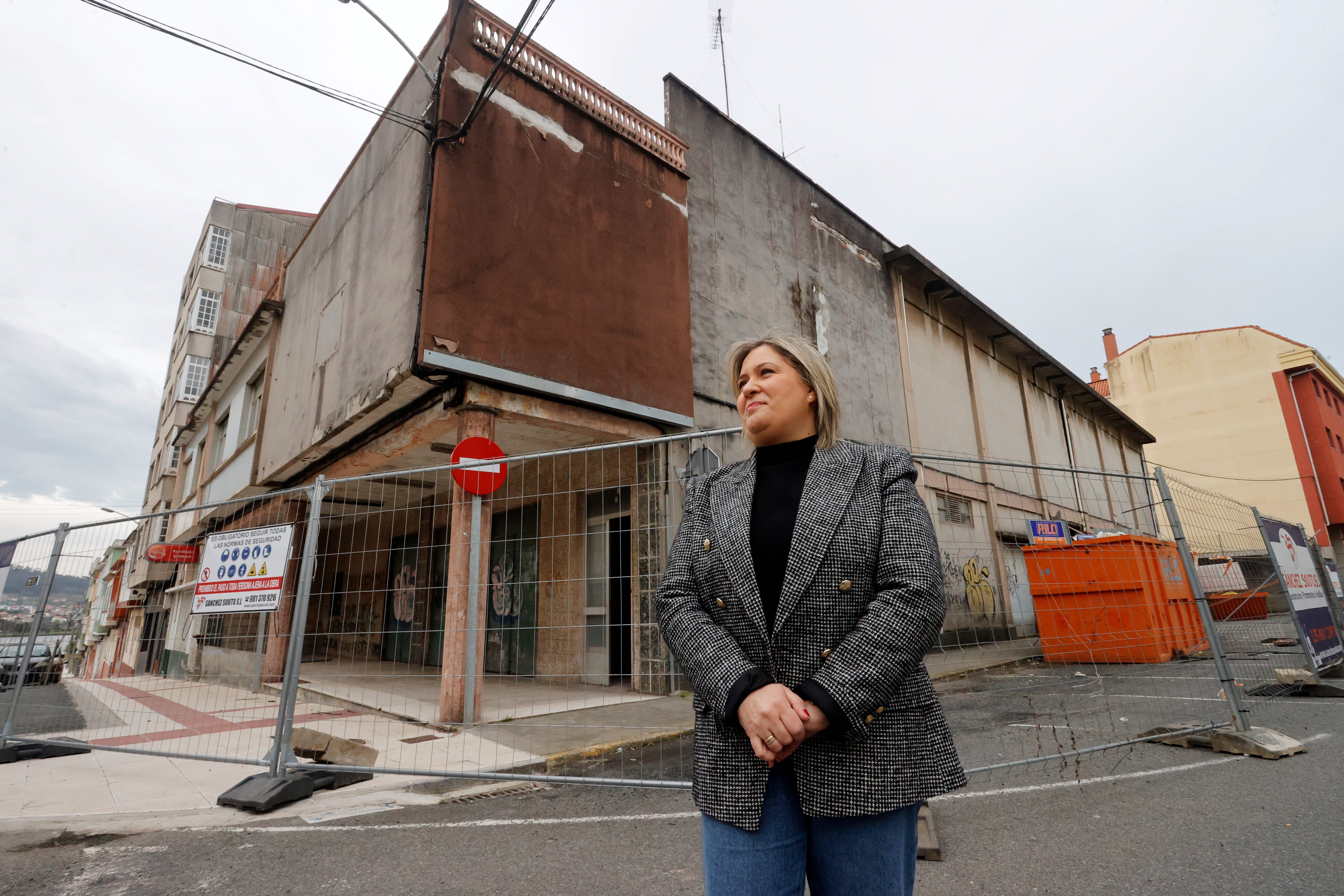 Marta Vázquez, gerente de la cooperativa de la parroquia de O Val, que convertirá el histórico cine Urimare en su principal establecimiento, un supermercado, posa delante del citado edificio en Narón. Esta cooperativa cumple 50 años en plena expansión de sus supermercados. EFE/ Kiko Delgado.