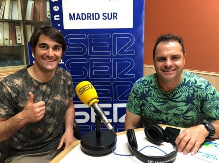 Miguel Ángel Muñoz (i) e Isidro García, bomberos y miembros de la asociación Apicultura y Biodiversidad.