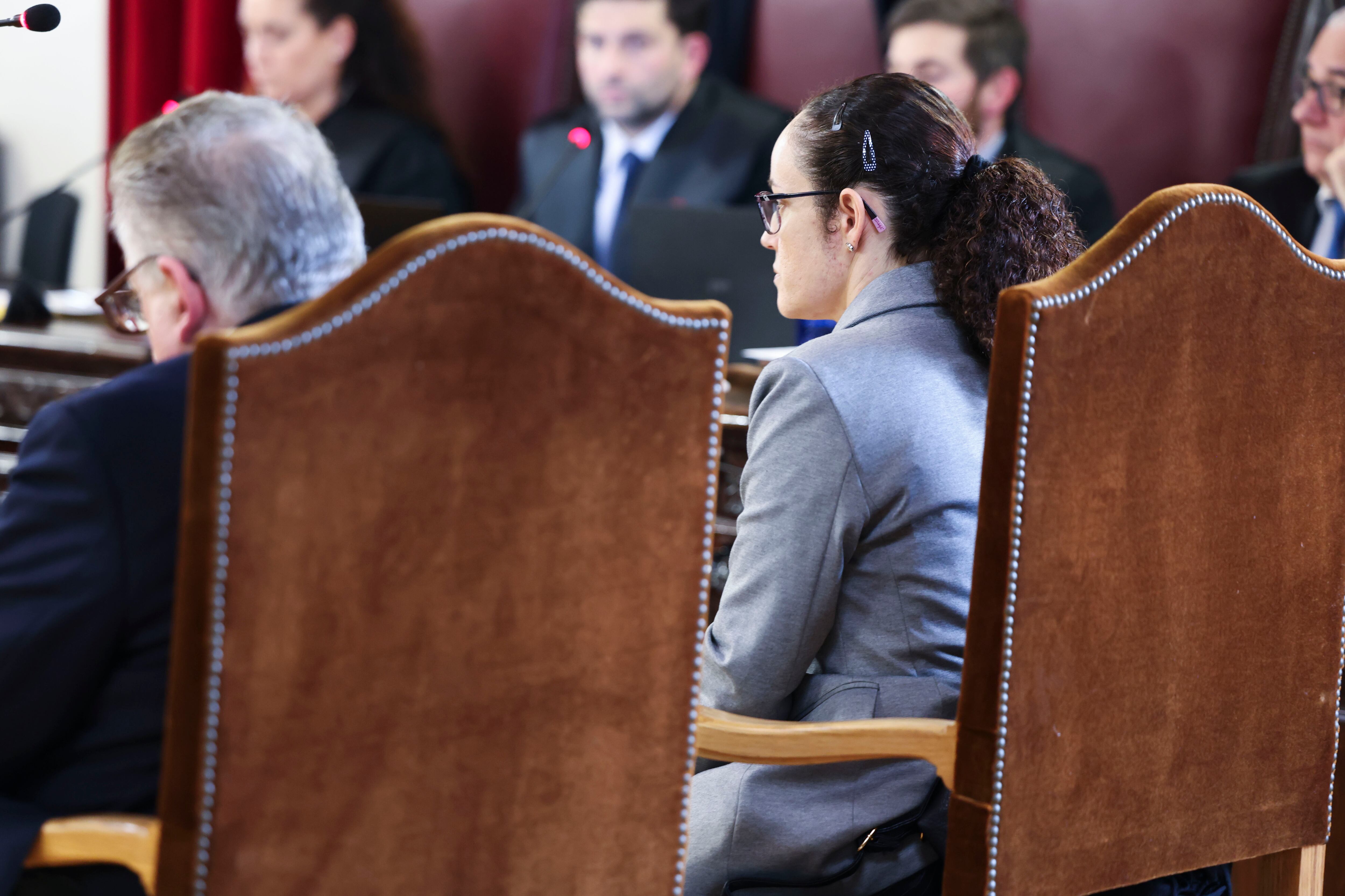 El médico y la enfermera a los que se juzga en la Audiencia provincial de Toledo por un delito de omisión del deber de socorro a un joven de 21 años que se desmayó mientras jugaba un partido de fútbol en Corral de Almaguer (Toledo) en enero de 2018 y que falleció al día siguiente, han declarado este miércoles en la primera sesión del juicio que ha comenzado tras la elección del jurado popular. EFE/Ismael Herrero POOL