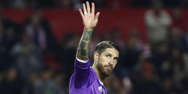 Ramos levanta el brazo derecho