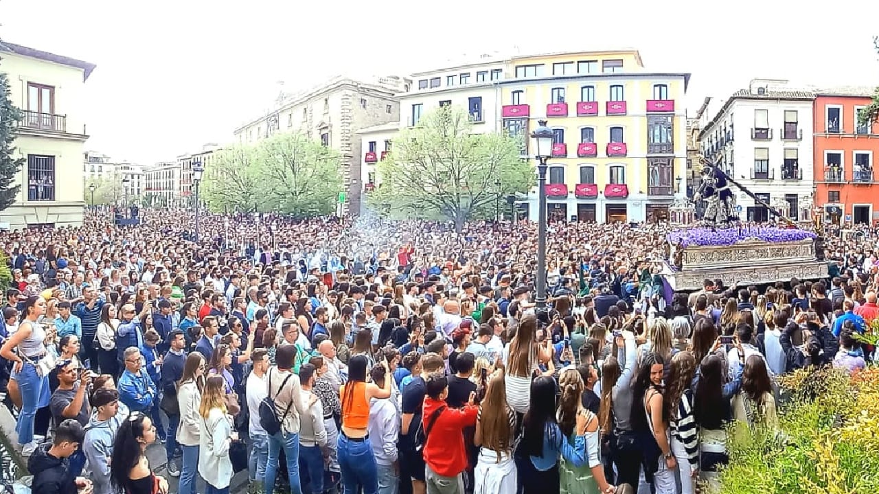 Plaza Nueva repleta en Granada con el paso de Jesús del Gran Poder de la hermandad de La Esperanza en el Martes Santo de 2023