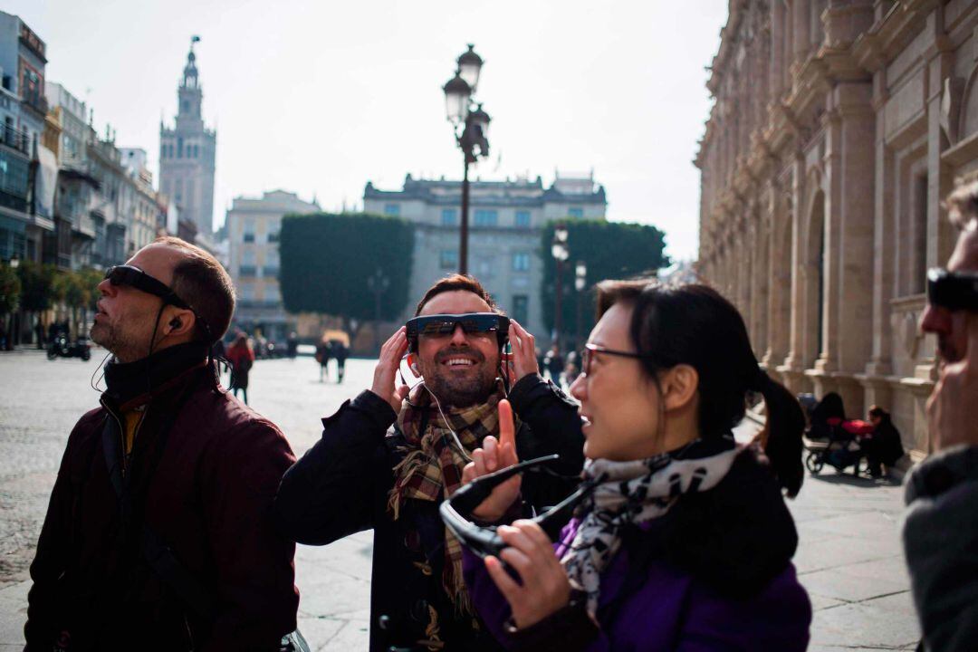 Tristas disfrutando de Past View por las calles de Sevilla