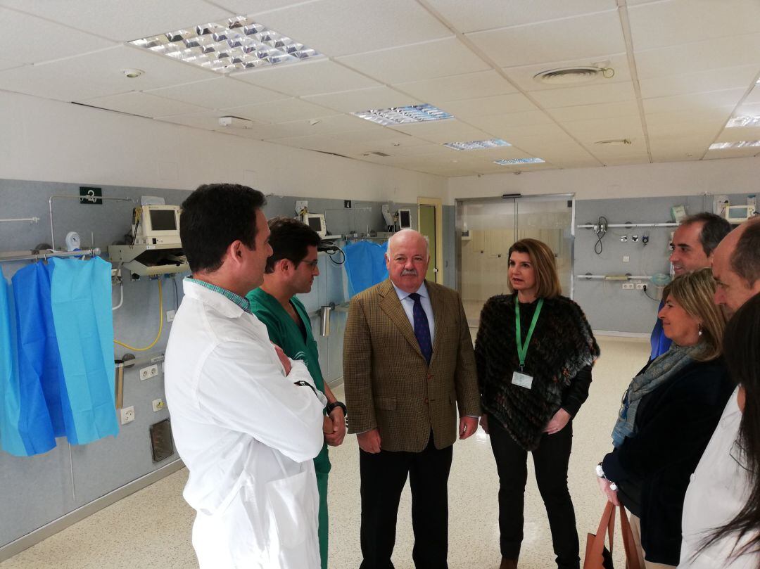 Jesús Aguirre, consejero de Salud y Familias, este lunes visitando los quirófanos del Hospital de Jerez