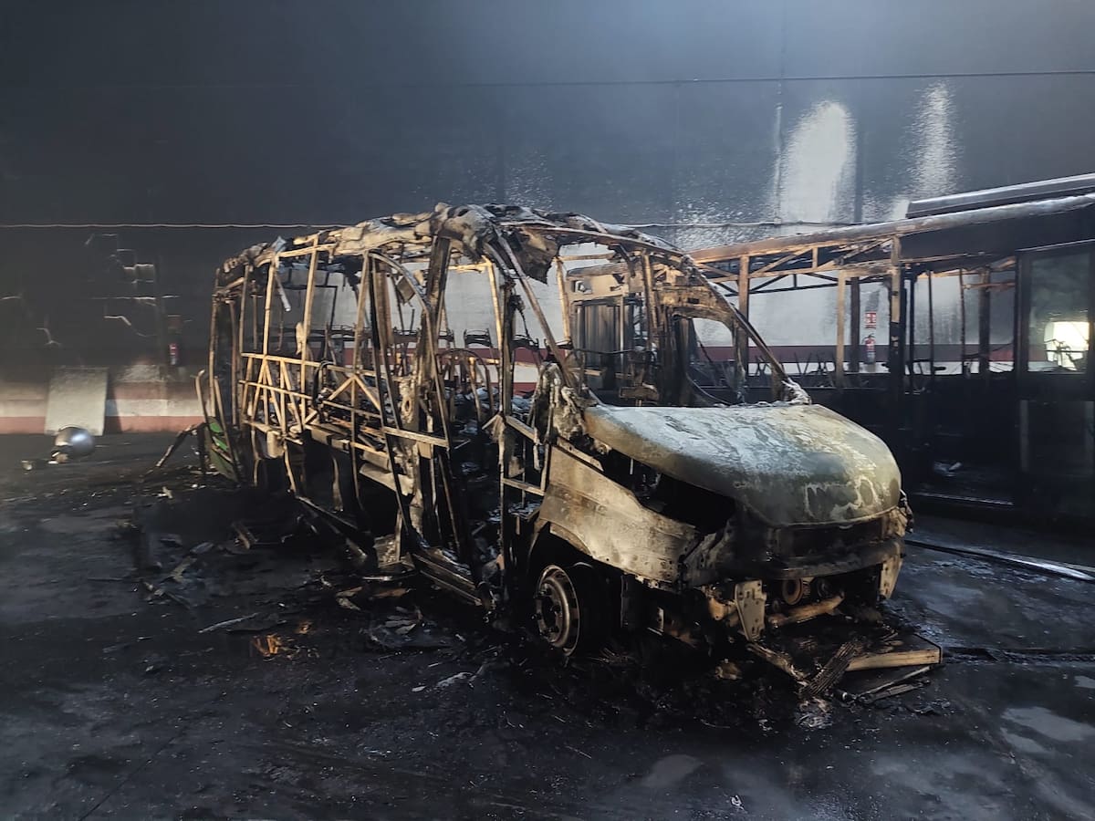 Un incendio en la nave de guaguas de Arrecife obliga a detener el servicio temporalmente