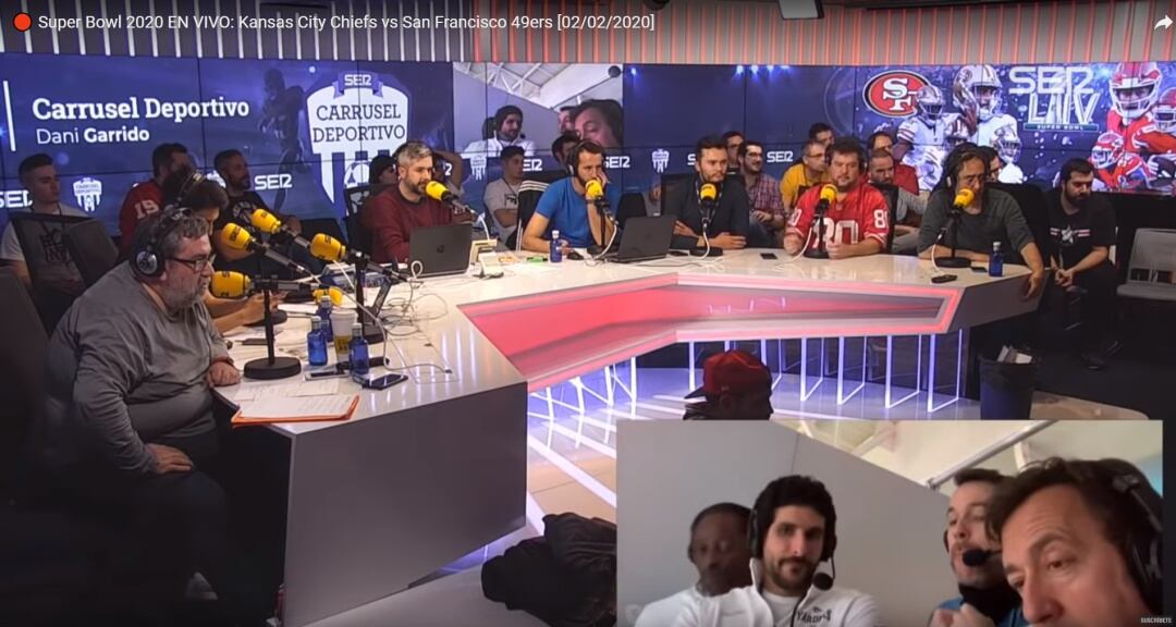 Dani Garrido y toda la banda durante la final de la Super Bowl