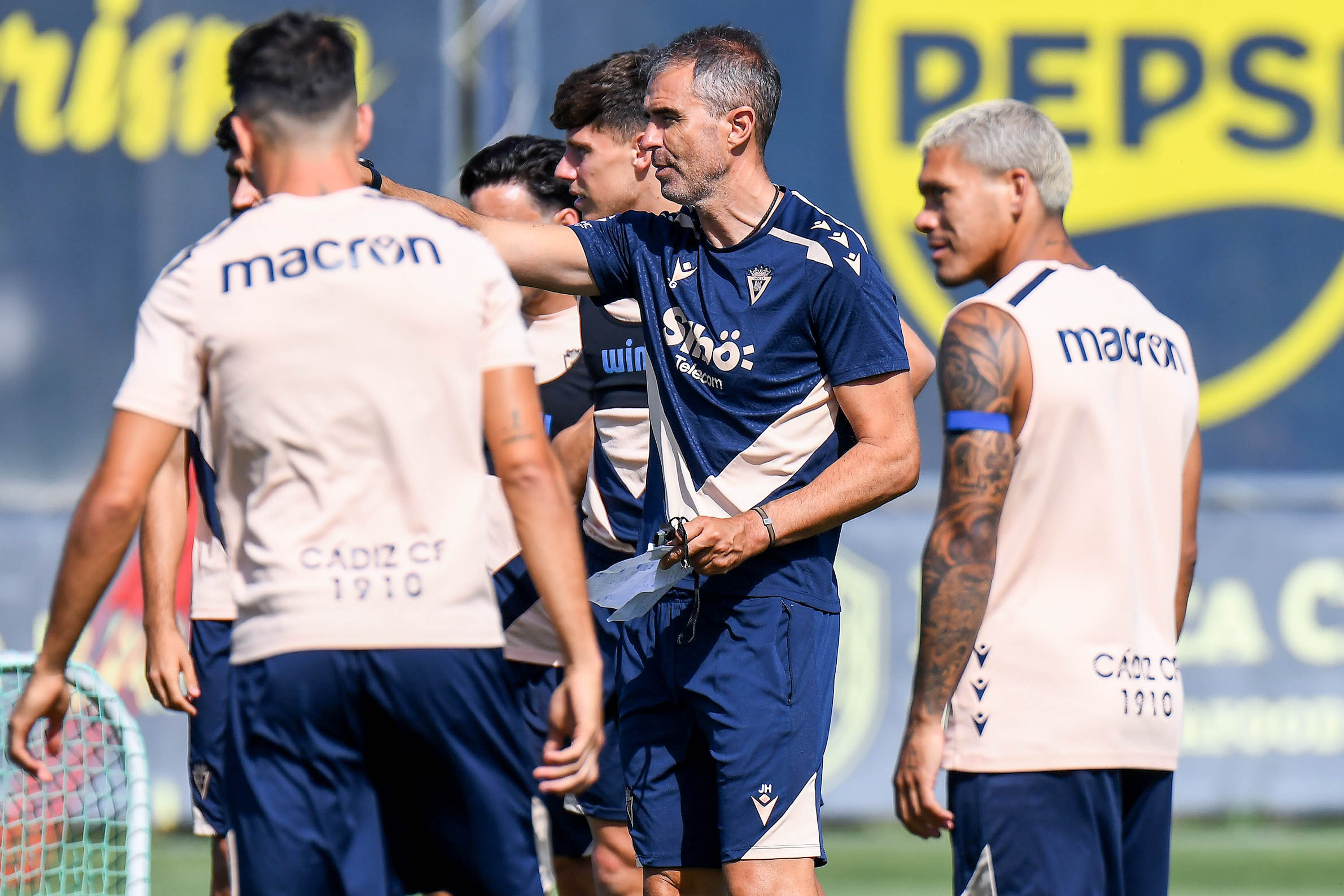 Gaizka Garitano dirigiendo un entrenamiento semanal.