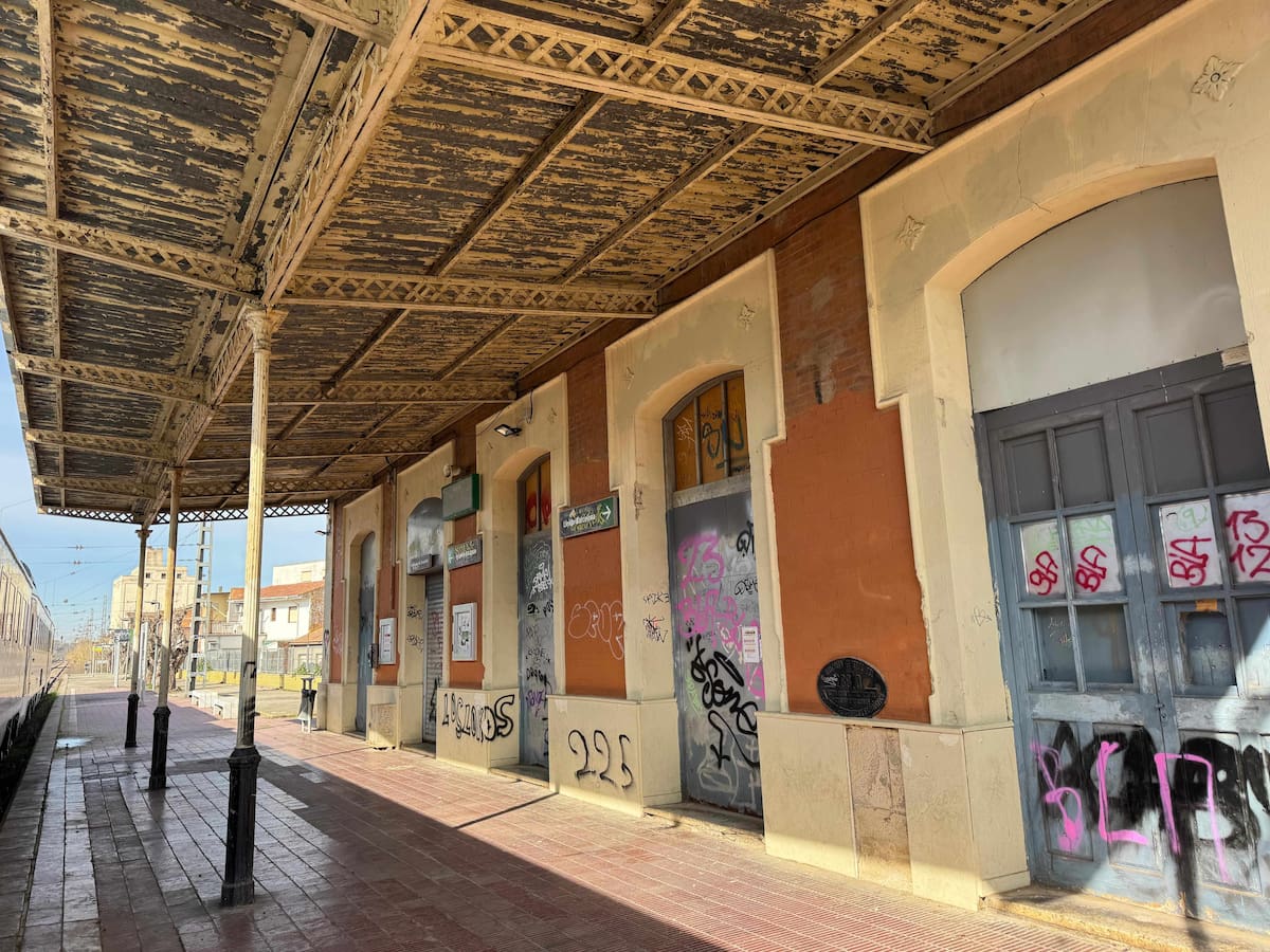 Una estación abandonada y cerrada en Binéfar en la que todavía para el tren