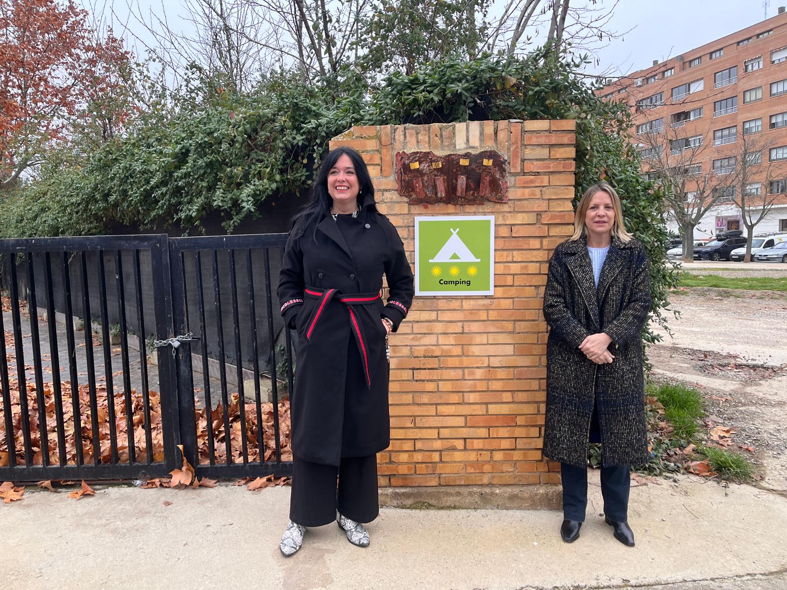 Lorena Orduna y Nuria Mur a las puertas del Camping San Jorge