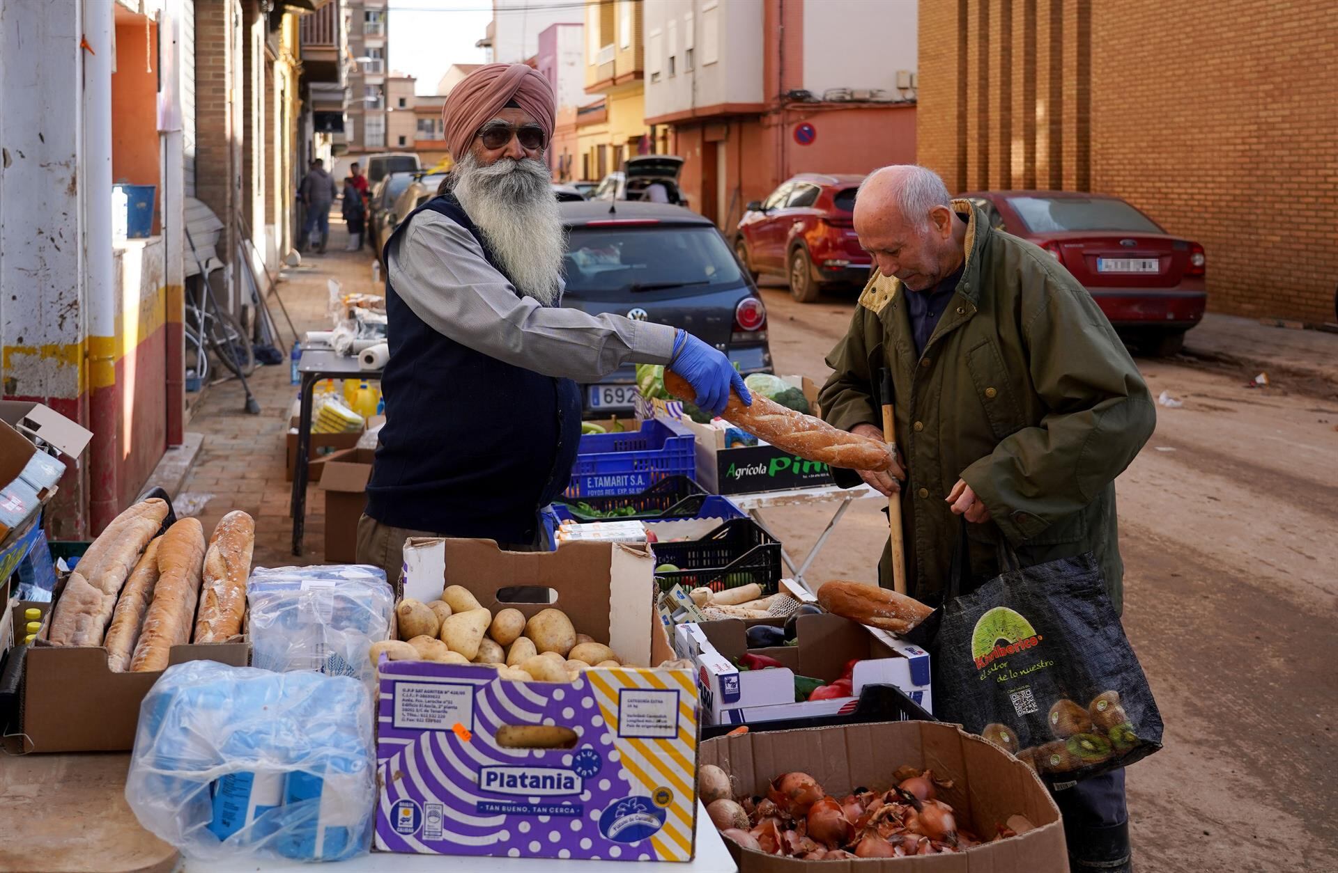 Reparto de comida en Paiporta