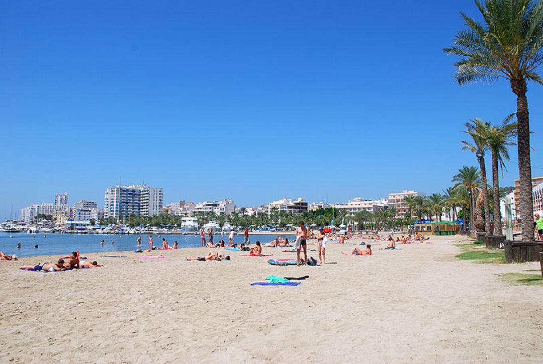 Imagen de archivo de establecimientos hoteleros en la Bahía de Sant Antoni