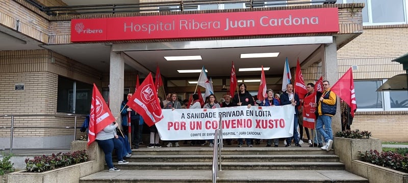 Concentración a las puertas del hospital durante las protestas de marzo (foto: CIG)