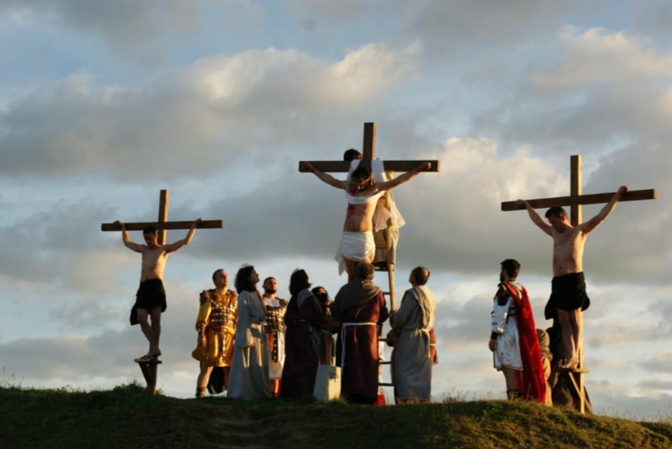 Una de las muchas imágenes que deja cada año el Viacrucis Juvenil de Fresno el Viejo