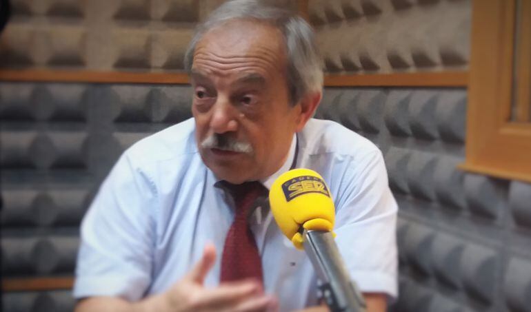 Wenceslao López en los estudios de Radio Asturias