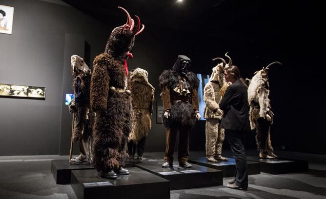 La exposición 'Maestros del caos: artistas y chamanes'.