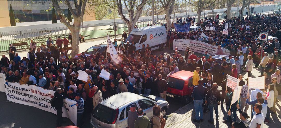 Miles de manifestantes han exigido riegos extraordinarios para el campo