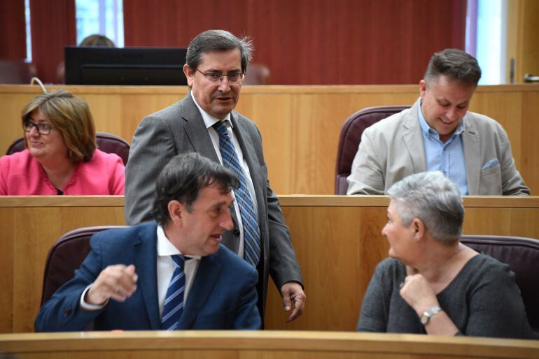 El presidente de la Diputación, José Entrena (de pie), en el pleno que presidente este lunes