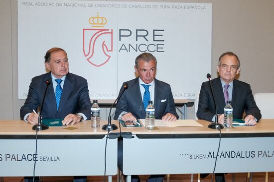 Mesa de la Junta Electoral: Francisco Gutiérrez, Francisco Ayala y Fernando Barquín