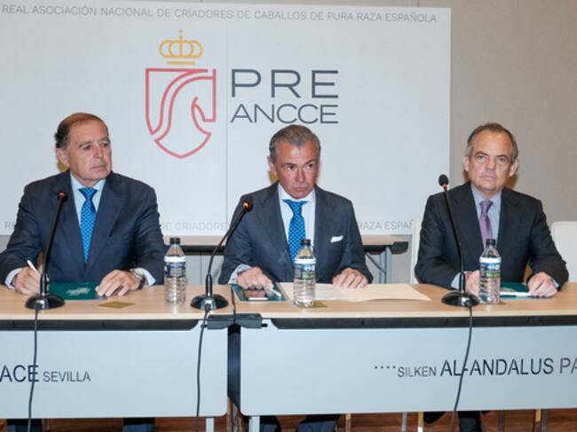 Mesa de la Junta Electoral: Francisco Gutiérrez, Francisco Ayala y Fernando Barquín