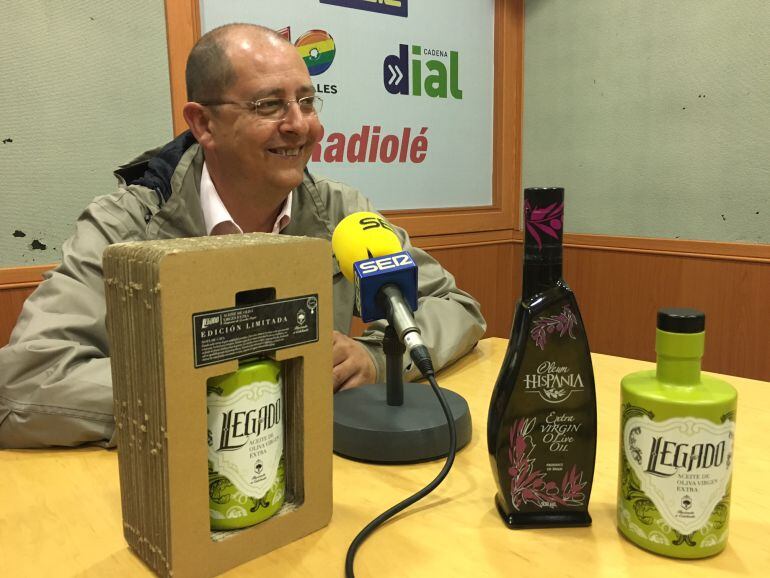 José María Martínez con las botellas premiadas en EEUU