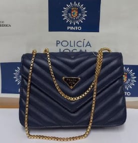 Imagen de uno de los bolsos incautados por Policía Local