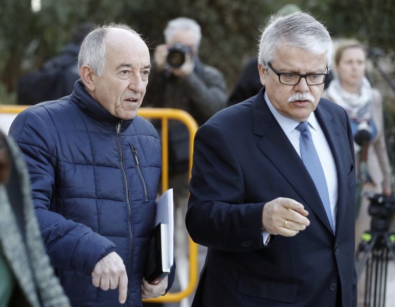 El exgobernador del Banco de España Miguel Ángel Fernández Ordóñez (i), a su llegada a la Audiencia Nacional, para declarar como investigado ante el juez Fernando Andreu por el caso Bankia